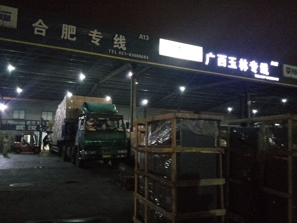 戈爾曼服裝廠定制500kg燃氣蒸汽發生器配套熨燙設備使用發貨案例圖