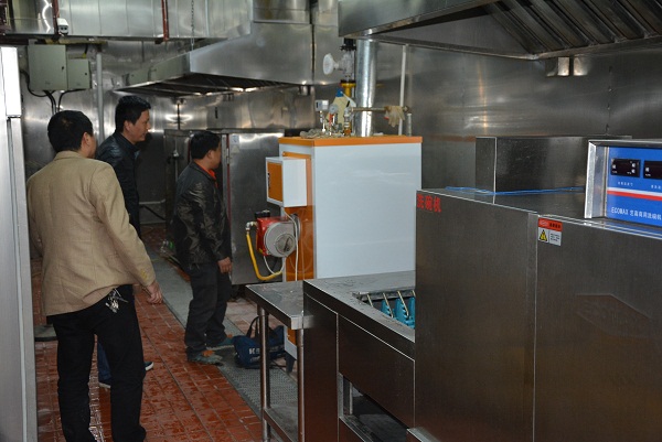 仙桃精英學校食堂300kg全自動燃氣蒸汽發生器現場安裝調試 