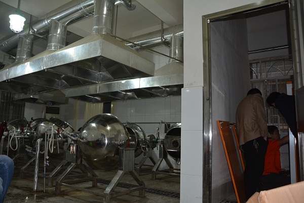 宜都醫療制藥廠夾層鍋配套50公斤燃氣蒸汽發生器現場安裝調試圖