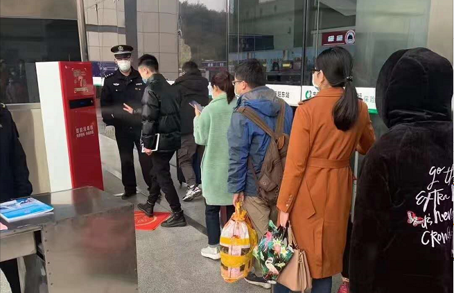 小區復工使用智能人體消毒機進行復工人員消毒