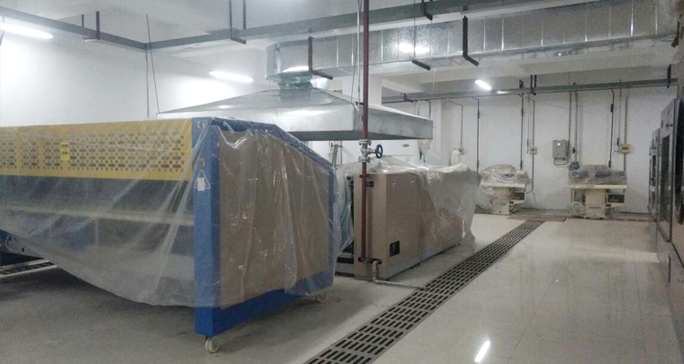 酒店使用電蒸汽發(fā)生器進行床品的消毒殺菌，保障衛(wèi)生