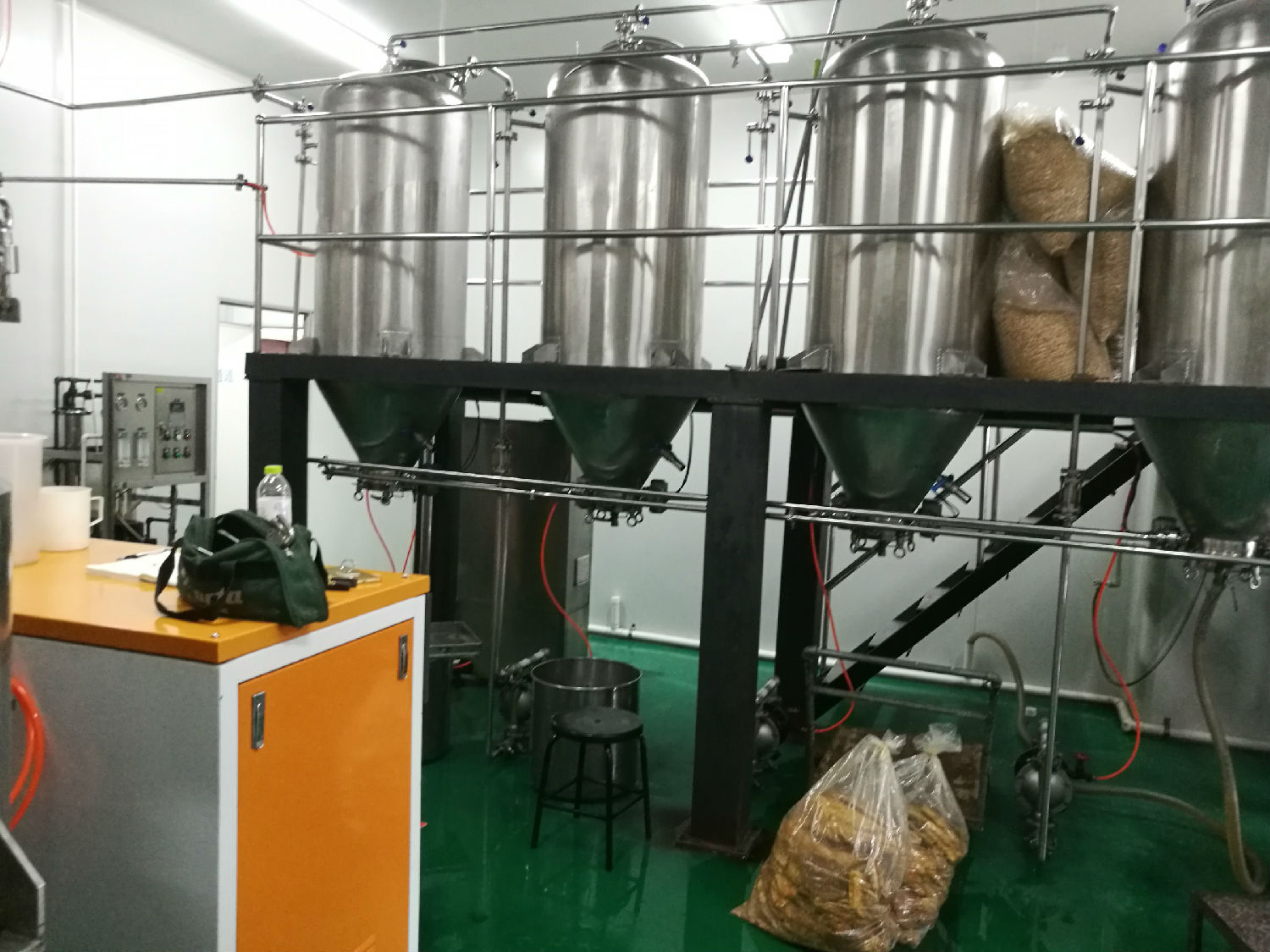 化工行業提純和印染都可以使用電加熱蒸汽發生器進行輔助加工生產