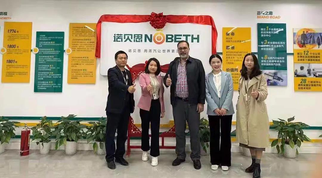 馬來西亞橡膠輪胎制造商于蒸汽發生器廠家與員工合影