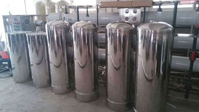 不銹鋼容器生產難免有污漬，使用蒸汽發生器高溫清洗效果好