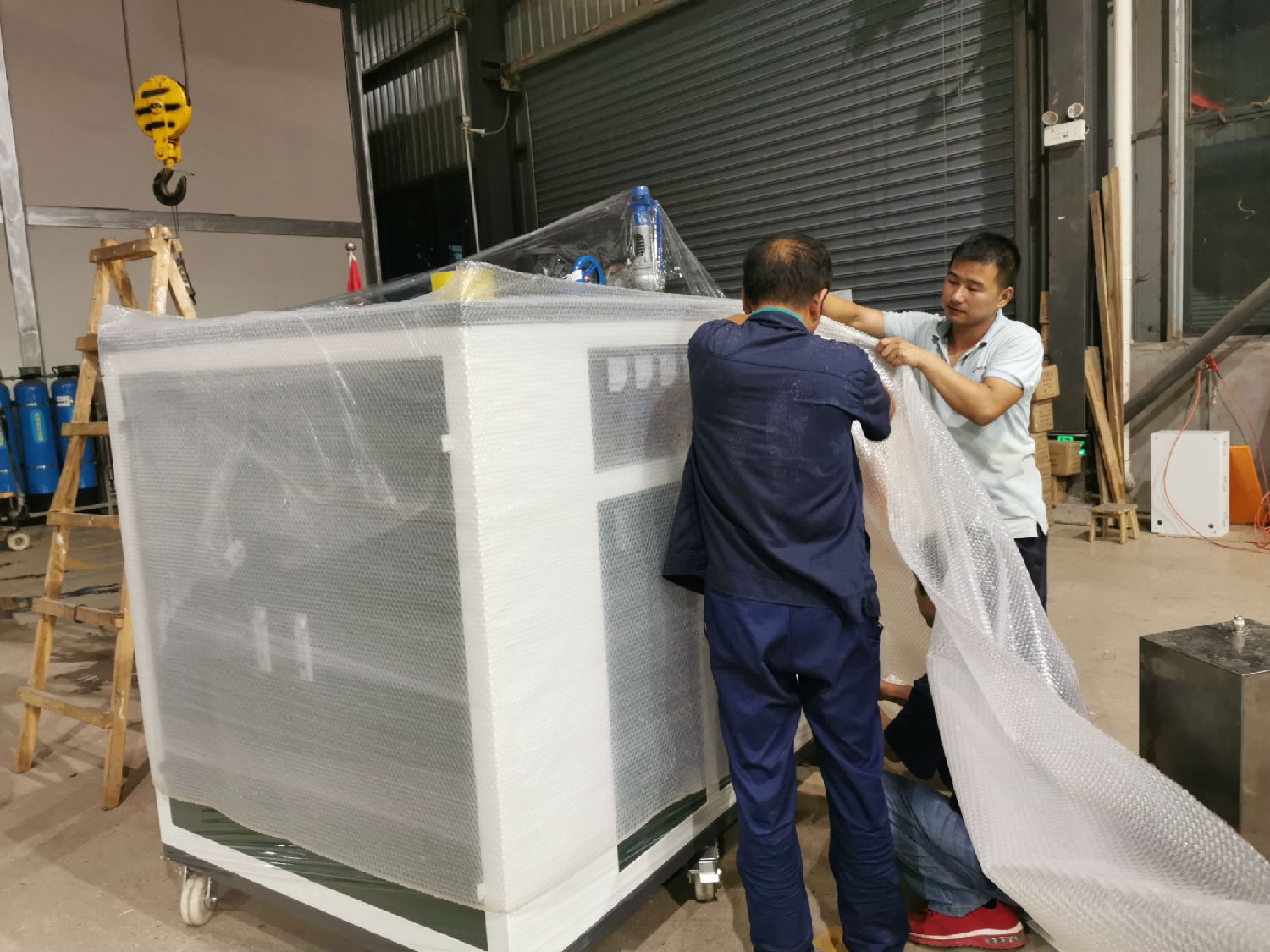 釀酒電加熱蒸汽發生器發往上海，工人師傅們正在打包中