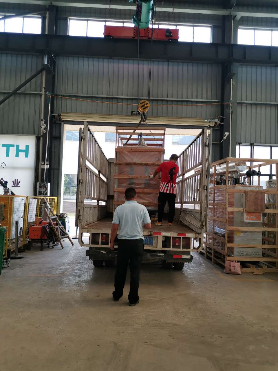 諾貝思的工作人員正在吊裝醫院用72kw電蒸汽發生器上車